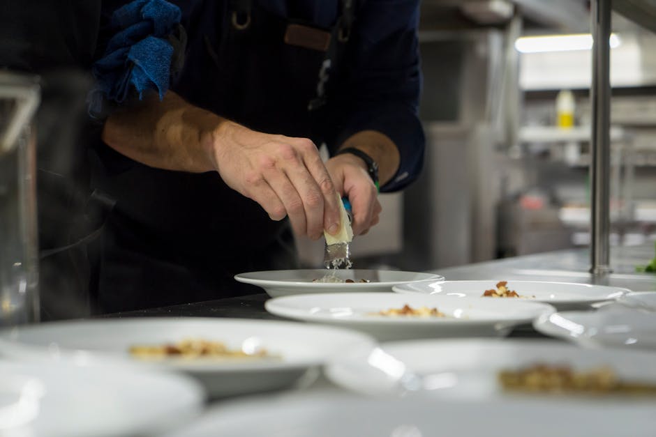 Chef professionista che impiatta con cura una pietanza