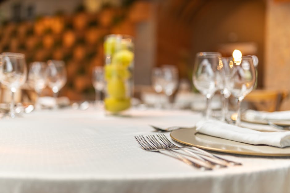 Elegante tavola apparecchiata in un ristorante